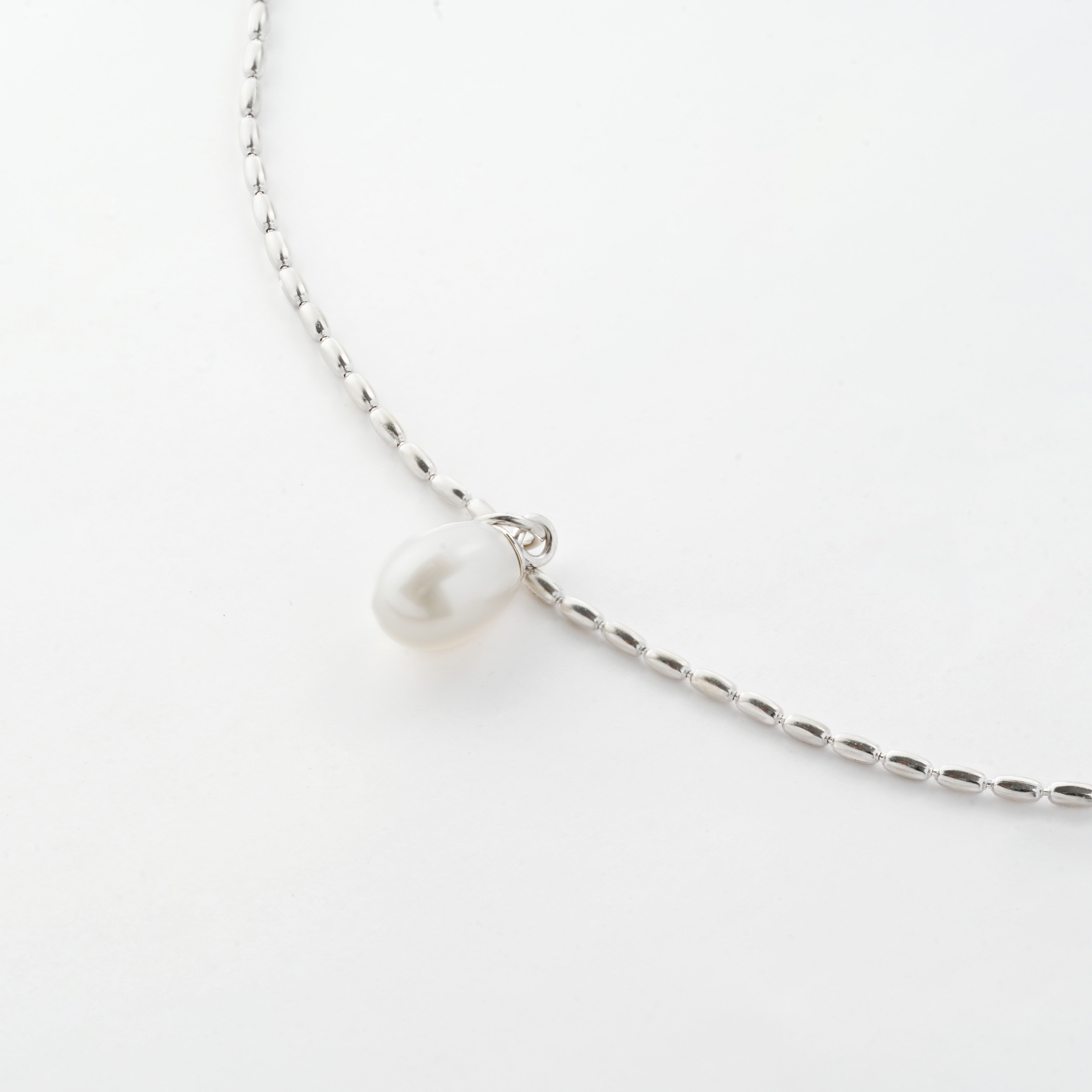 Rhodium-Plated 925 Sterling Silver Rice-Bead Necklace with Oval Freshwater Pearl Pendant